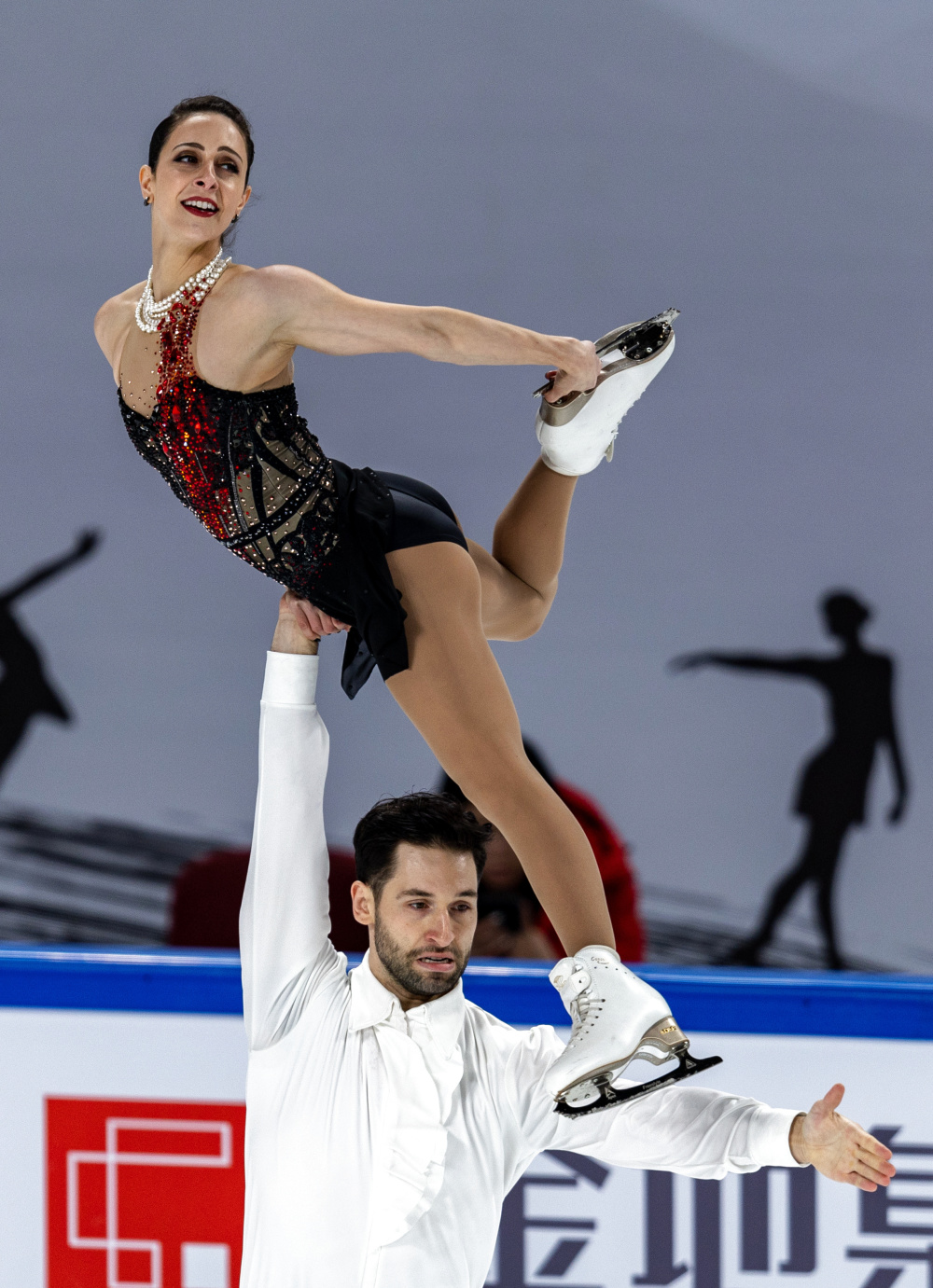 花样滑冰——中国杯:加拿大组合斯特拉托/德尚双人滑夺冠