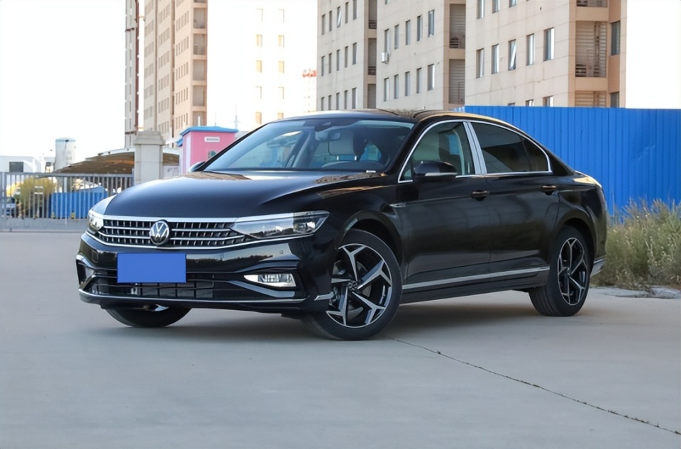 2023年车市黄金期已过,迈腾全系下探4万元,红旗h5该如何应对?