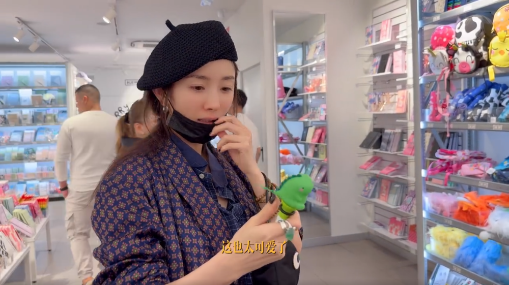 杨幂分享旅行瞬间,俏皮可爱宛如少女,疑为小糯米买礼物尽显母爱