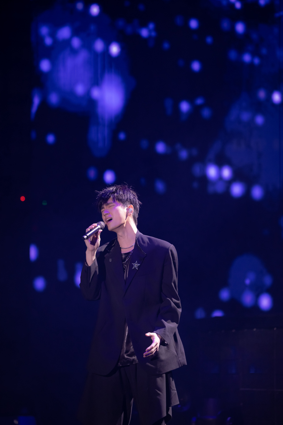 作为周杰伦同门师弟,曹杨在周杰伦巡演上海站第一天担任开场嘉宾,一身