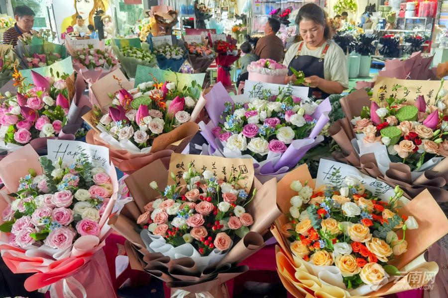 单日最高供货量980万枝!昆明鲜花市场迎来"七夕节"消费热潮