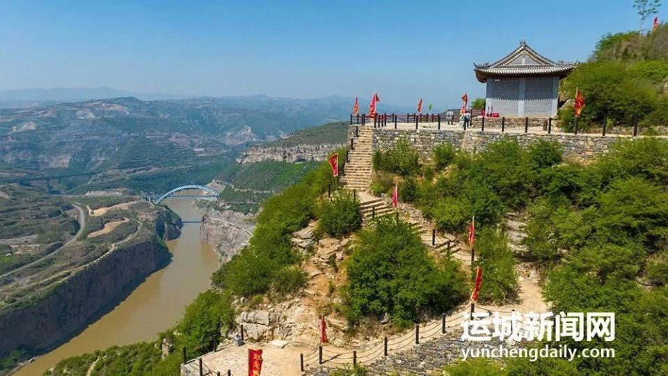 图/08:运城新闻网▲ 从空中俯瞰黄河大梯子崖,宛如在一块巨大的悬崖