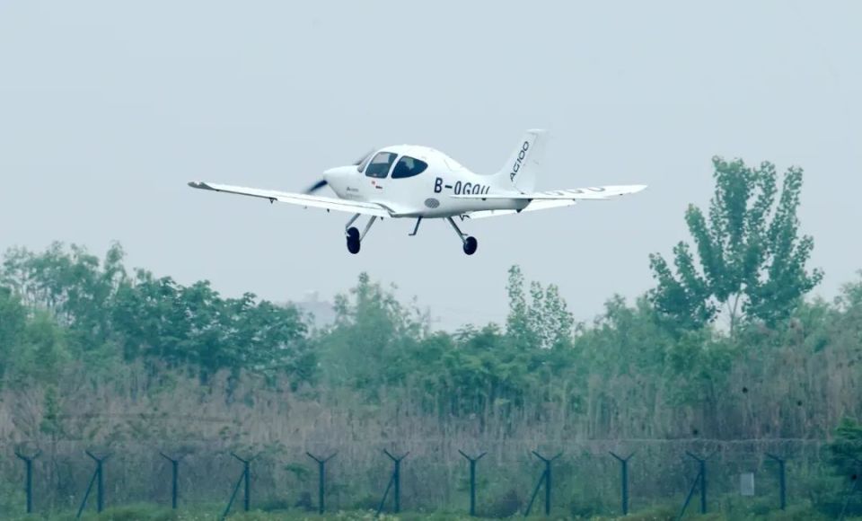 开展全流程研发并取证的国内首款全复合材料结构的飞机——领雁ag100