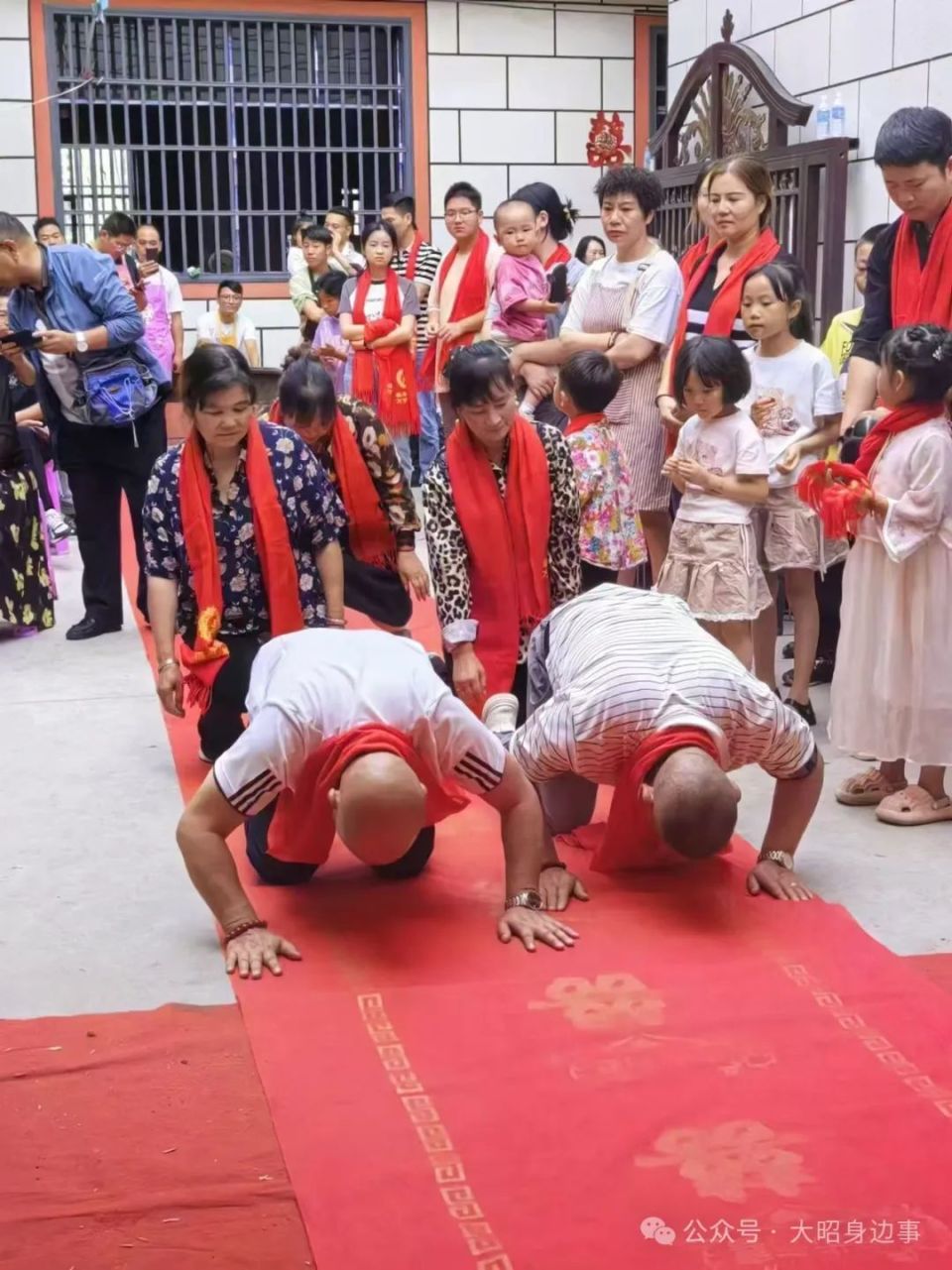 昭阳区石头塘社区:八旬老人庆大寿