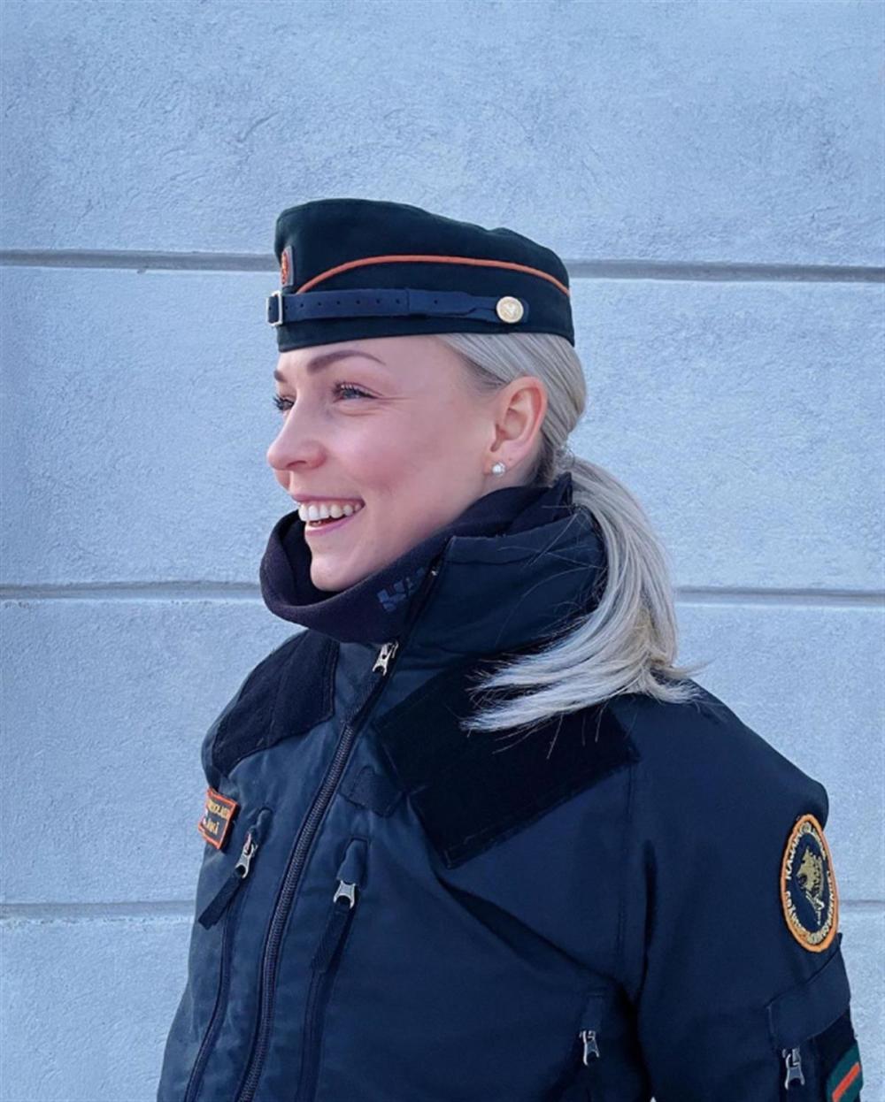 曾参加北京冬奥会的芬兰女运动员在俄芬边境检查站遇熊，倒地装死，熊闻了她的脚后离开迈格森2023已更新(哔哩哔哩/头条)