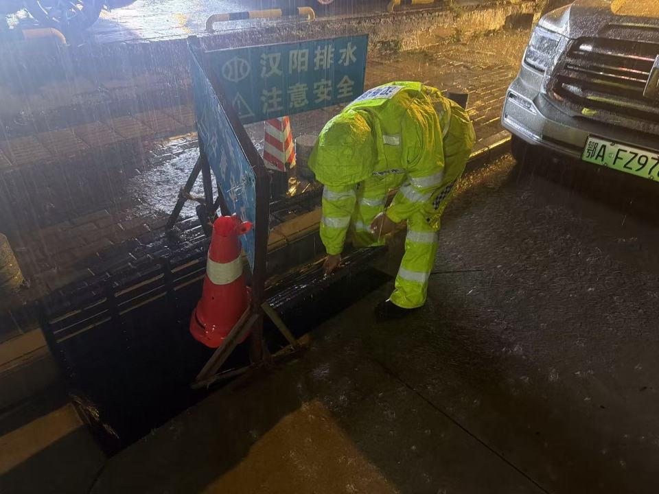 暴雨中徒手清掏井口落叶:武汉出动水务应急人员1500人次,全市主次