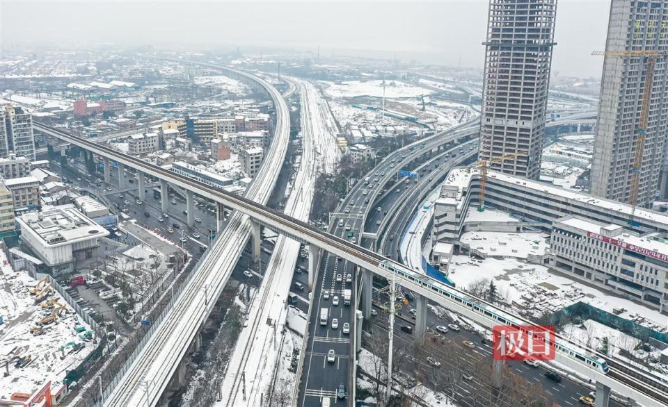 冻雨大雪的天气退场武汉城区道路通行顺畅有序