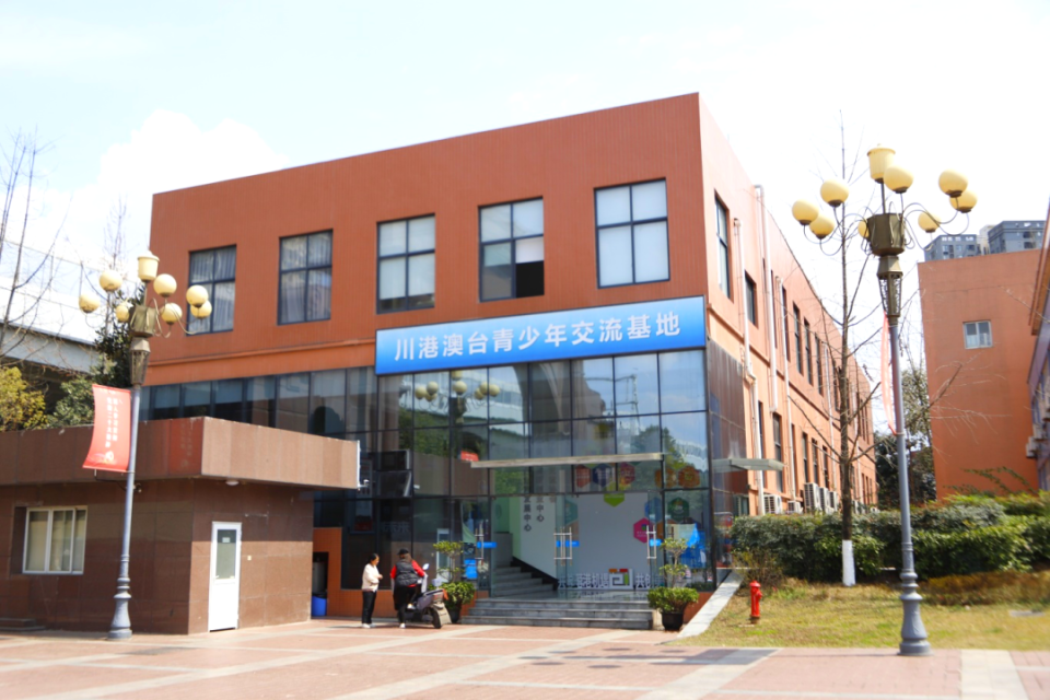 四川长江职业学院校门图片