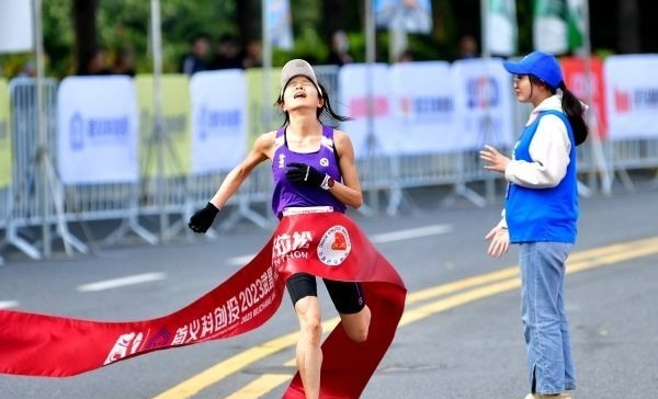 2023武昌古城半程马拉松女子冠军熊娟.