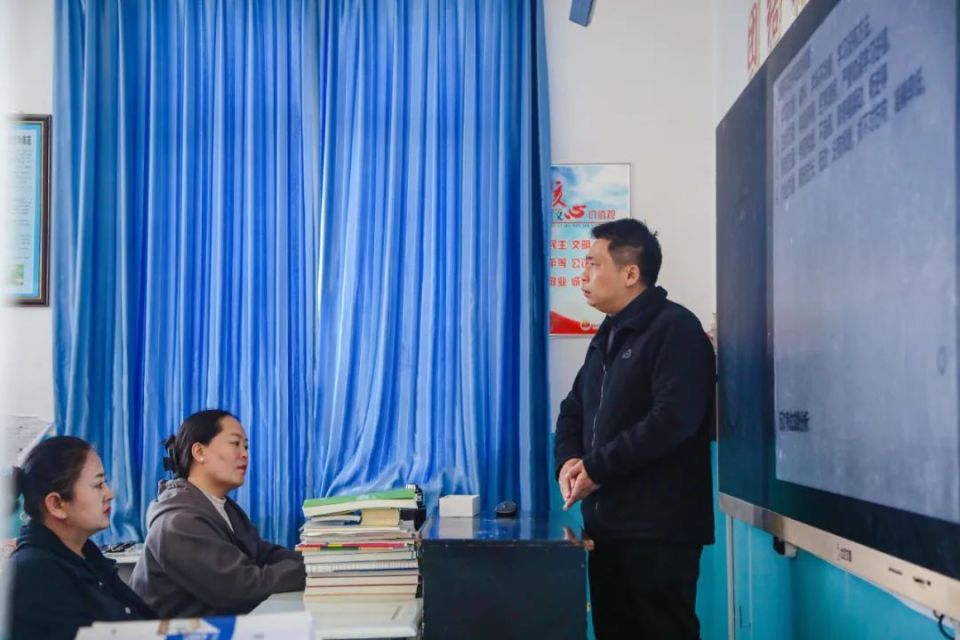 三年的朝夕相处,张志伟视学生如己出,用心呵护,随时关注学生的心理