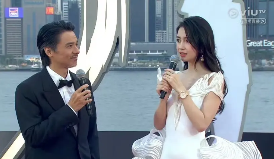 杨颖金像奖美貌回归采访谈及小海绵是在营销离婚好妈妈形象博好感