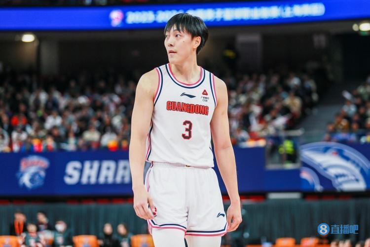 又帅又能打胡明轩三分7中5罚球7中7砍下全队最高26分另6板2助