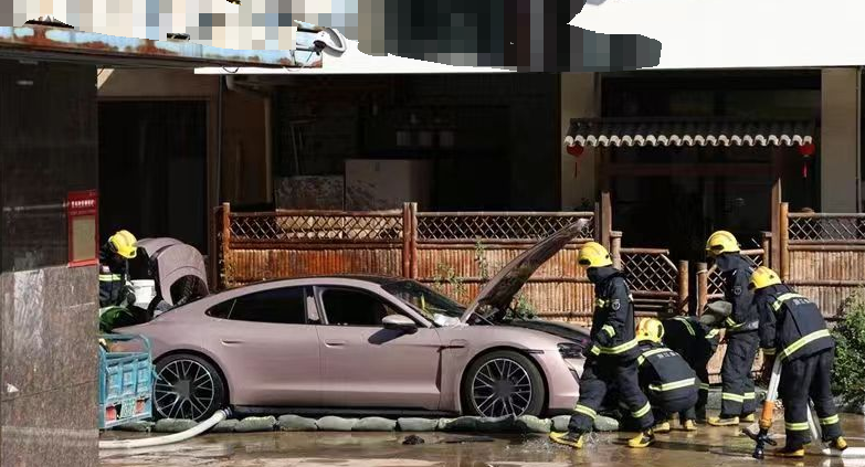 豪车起火,烧得面目全非5月12日,湖南长沙,一辆行驶中的浅蓝色豪车