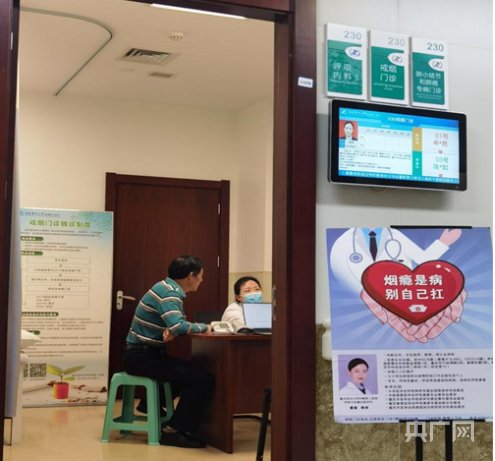 在重医附二院江南院区门诊的宣传栏中,陈列着许多健康教育宣传资料