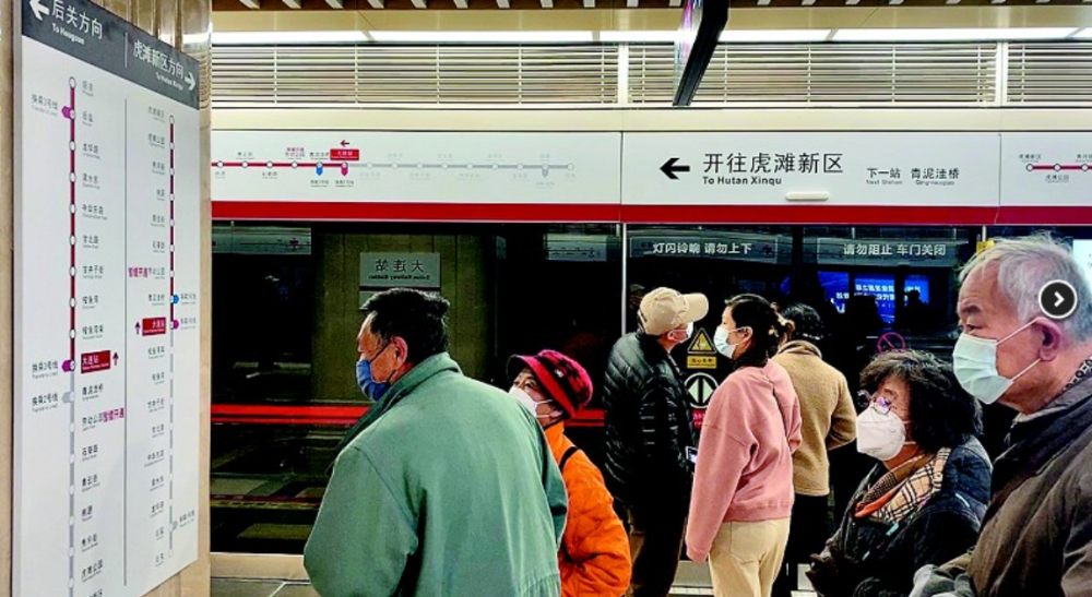 青泥洼桥站可直接换乘地铁2号线,大连站,后盐站可直接换乘地铁3号线.