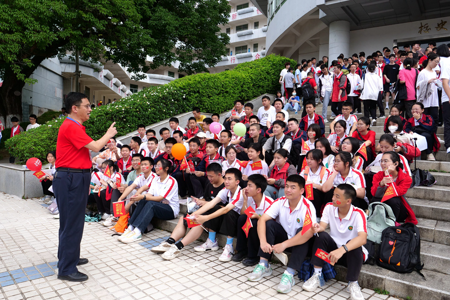 吴大灼摄在邵武一中考点外,一位老师正在给孩子们发准考证,进场前师生