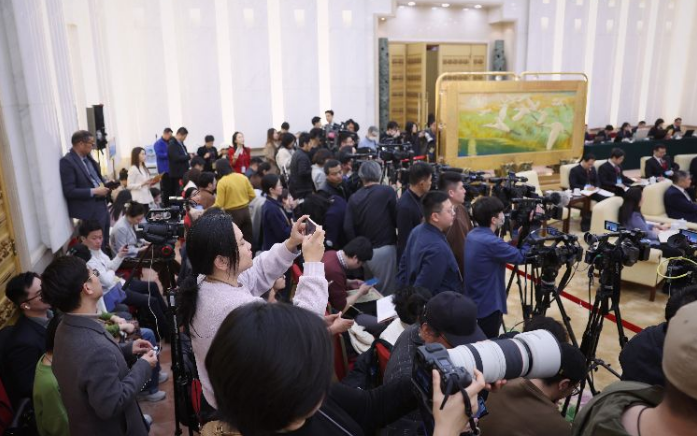 开放团组，基层代表答记者问“泥土味”很接地气 | 两会观察_腾讯新闻