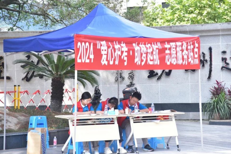 中学对食堂菜品质量,卫生情况进行检查04暖心陪伴迎着清晨第一缕微光