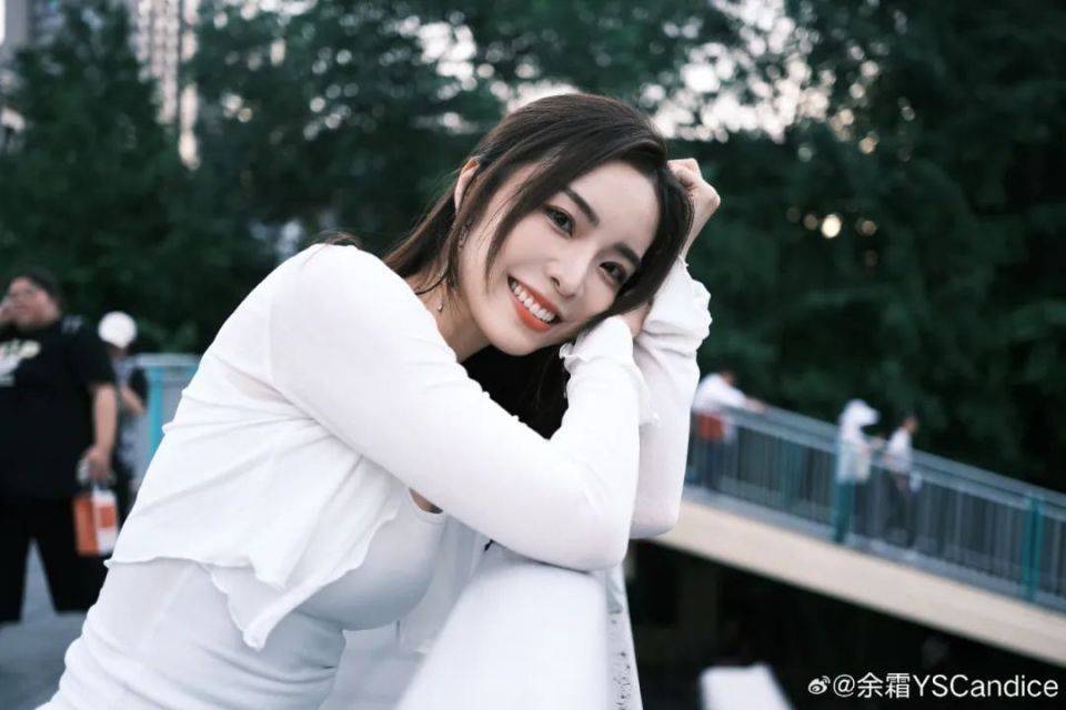 【lpl老婆】余霜来到四川大学,青春洋溢好像女大学生