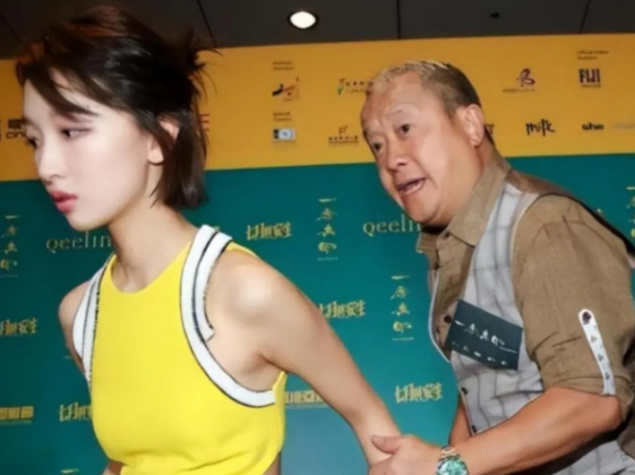 当时,曾志伟在一次酒后失言中,竟然自曝"潜了周冬雨".