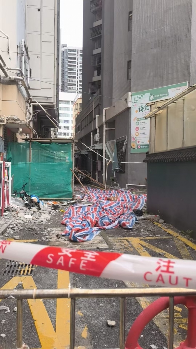 龙华一高层外墙大面积脱落砸损多辆电动车 所幸无人伤亡_腾讯新闻