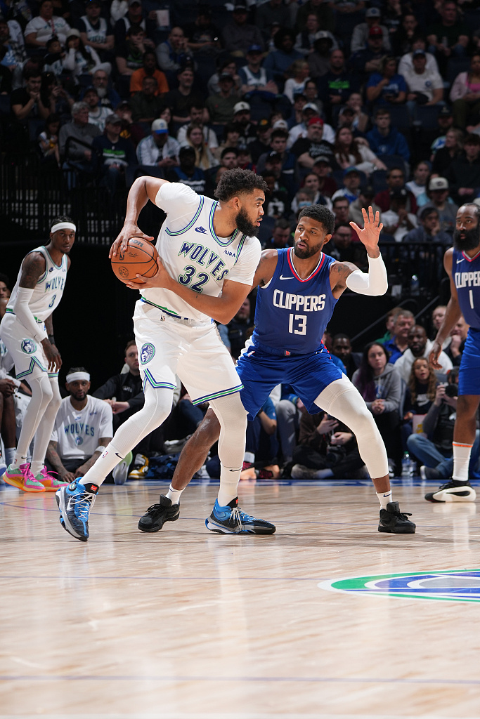 乔治急停命中,此后又是一轮连续打铁,莫里斯3分命中,快船喊停;打了