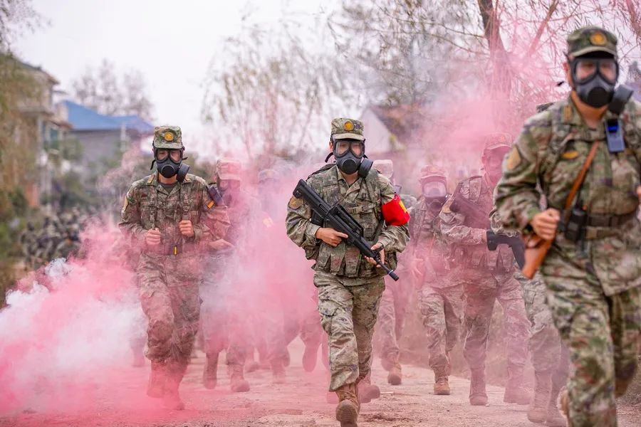 火箭军某旅引导营连主官发挥先锋模范作用