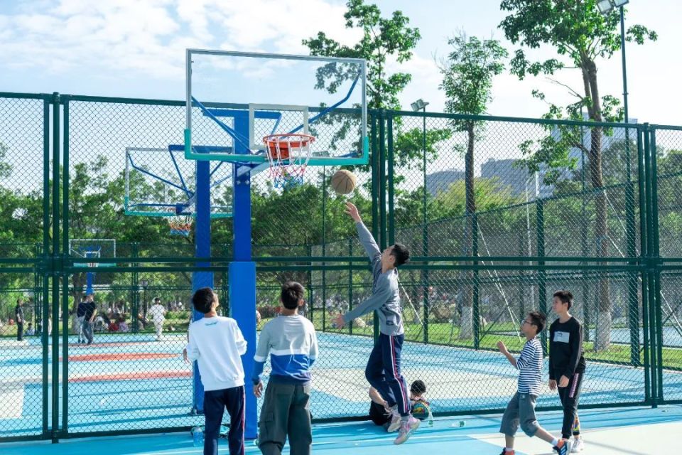 小朋友们在创新公园儿童篮球场内打球△小朋友们在创新公园内打羽毛