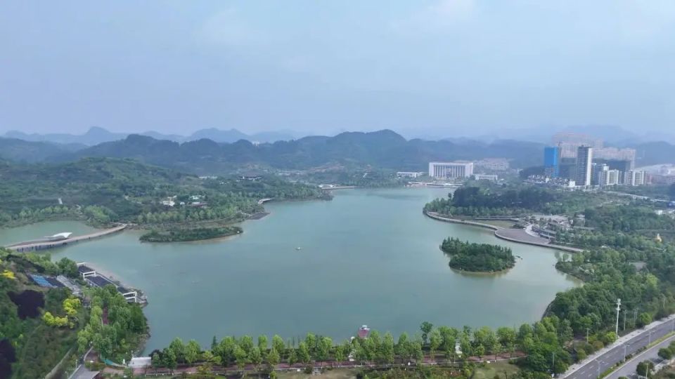 2009年,遵义市决定设立新蒲新区.从此,一座新城屹立遵义老城区以东.