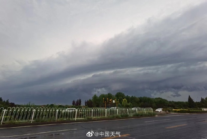 雷雨云团过境北京天空现壮观弧状云