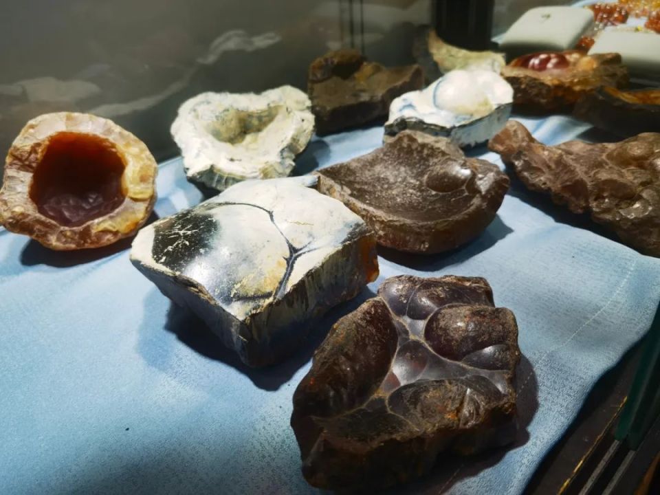 本次逊克县展出玛瑙雕刻品,玛瑙饰品,玛瑙原石,其中包括三件获得国家