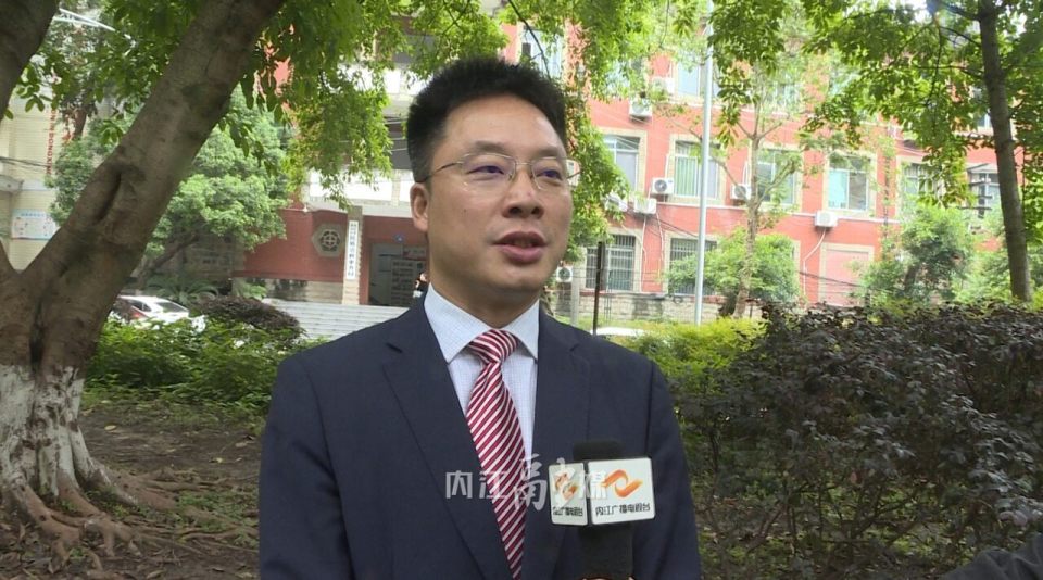 东兴区经合局党组成员投促中心主任 刘雄东兴区经合局党组成员投促