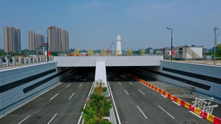 从留下开车到大江东,没有一个红绿灯的日子快了!_腾讯新闻