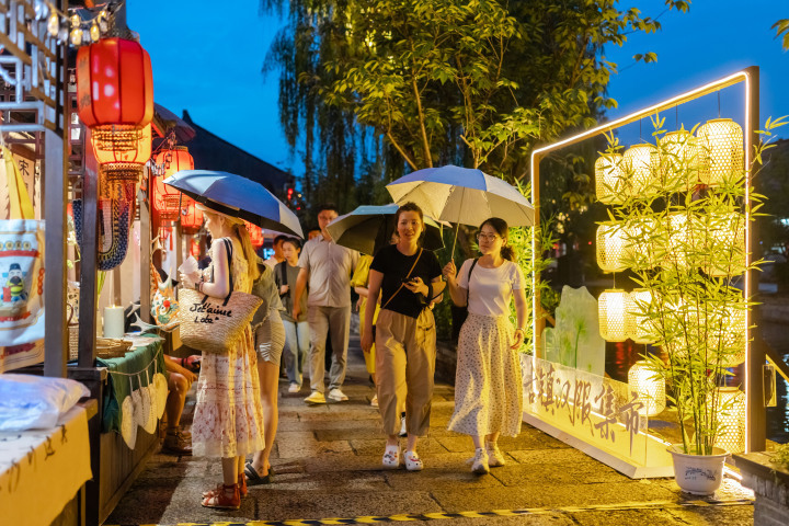 西塘古镇的的新潮玩方式从汉服集市开始文化烟火气为网红景区注入新