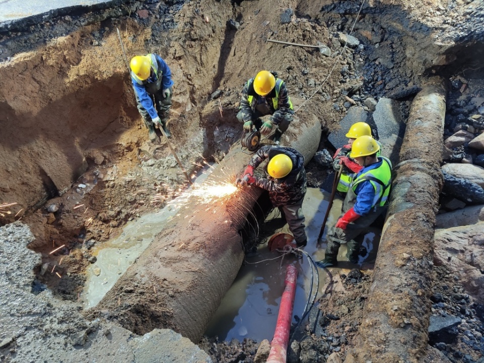 紧急抢修7小时迎风战雪保供水