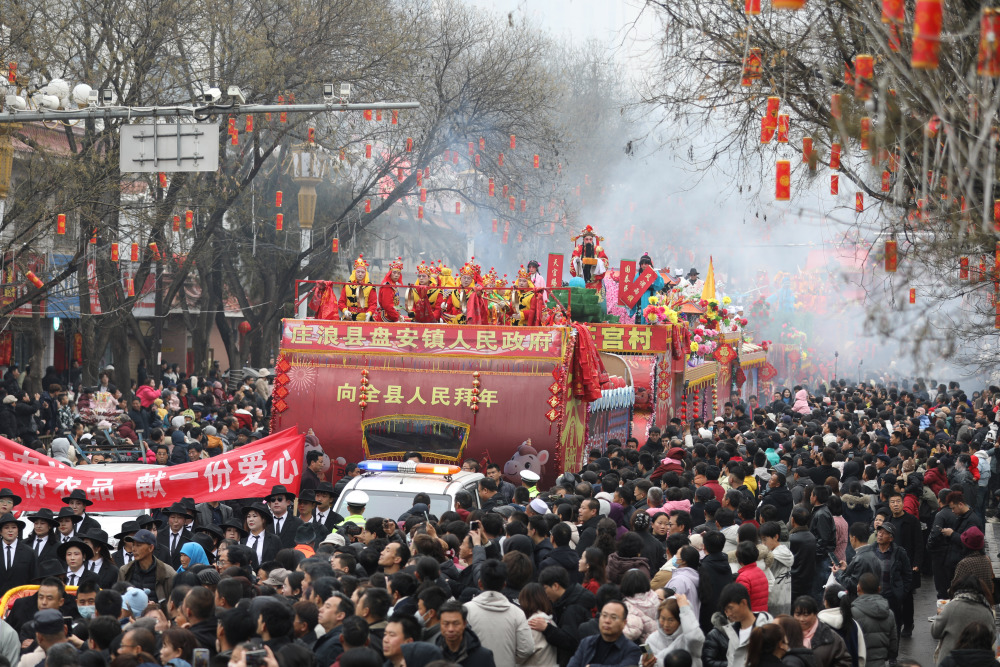 甘肃庄浪：高抬社火巡街过大年_腾讯新闻
