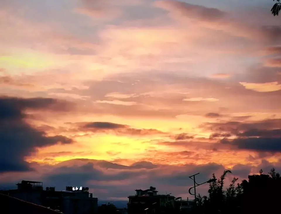 云南楚雄和大理两地惊现壮丽版本火烧云美景 仰望苍穹云岭天际金云