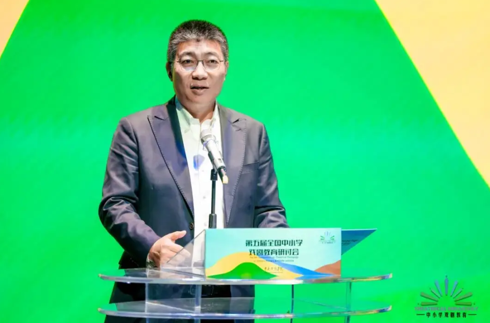 中央戏剧学院院长郝戎涉嫌违纪违法主动投案，有学生称“毕业大戏”出品人已变更_腾讯新闻