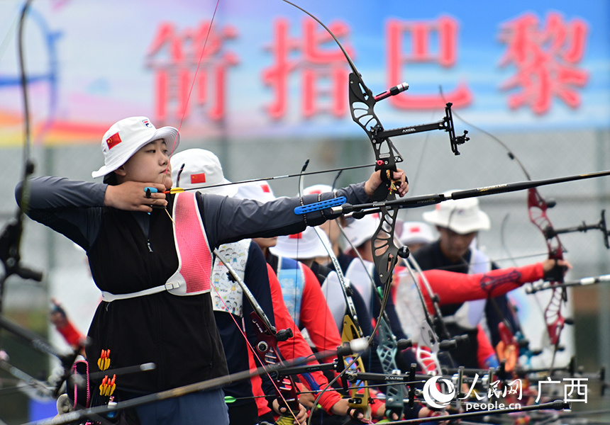 人民网 雷琦竣摄比赛现场.人民网 雷琦竣摄教练在鼓舞射箭运动员.
