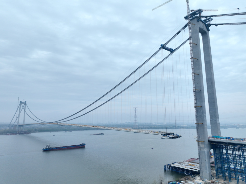 江苏扬州龙潭长江大桥进入合龙冲刺阶段