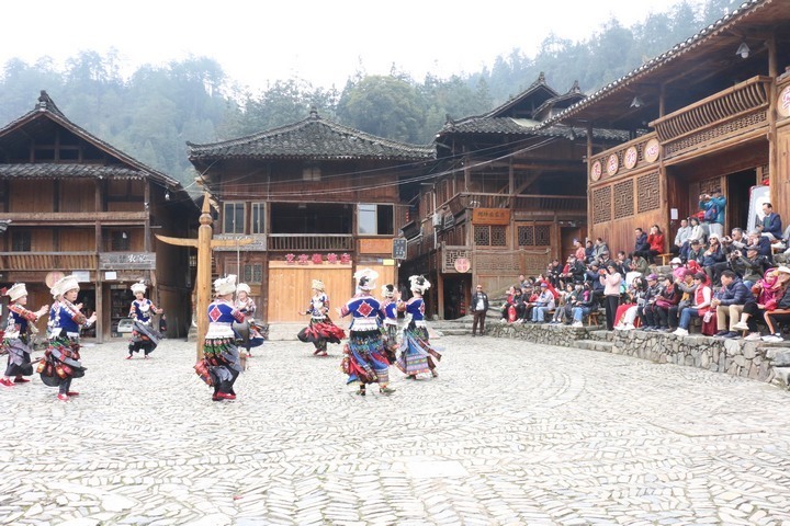 雷山县郎德苗寨:油菜花盛景 催生"花经济"_腾讯新闻