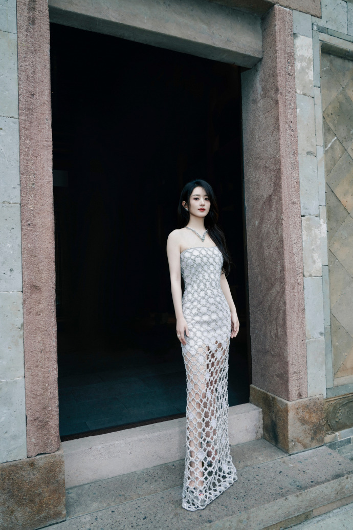 赵丽颖镂空长裙秀曼妙身姿,渐变礼服宛似公主,肤白貌美惹人爱_腾讯