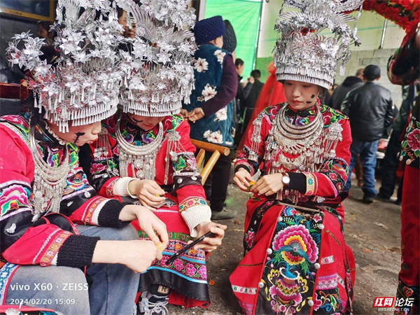 我的大城小镇 |无银不成婚,见证苗族姑娘婚嫁全过程_腾讯新闻