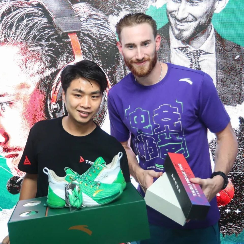 ▼ 与魔兽争霸 3「人皇」sky 李晓峰合影可以说,如果只允许给一名球员