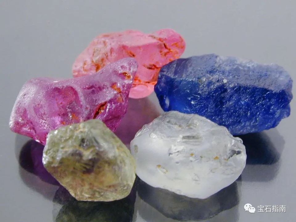 彩色宝石叫什么名字来着(彩色宝石叫什么名字来着好听) 第2张