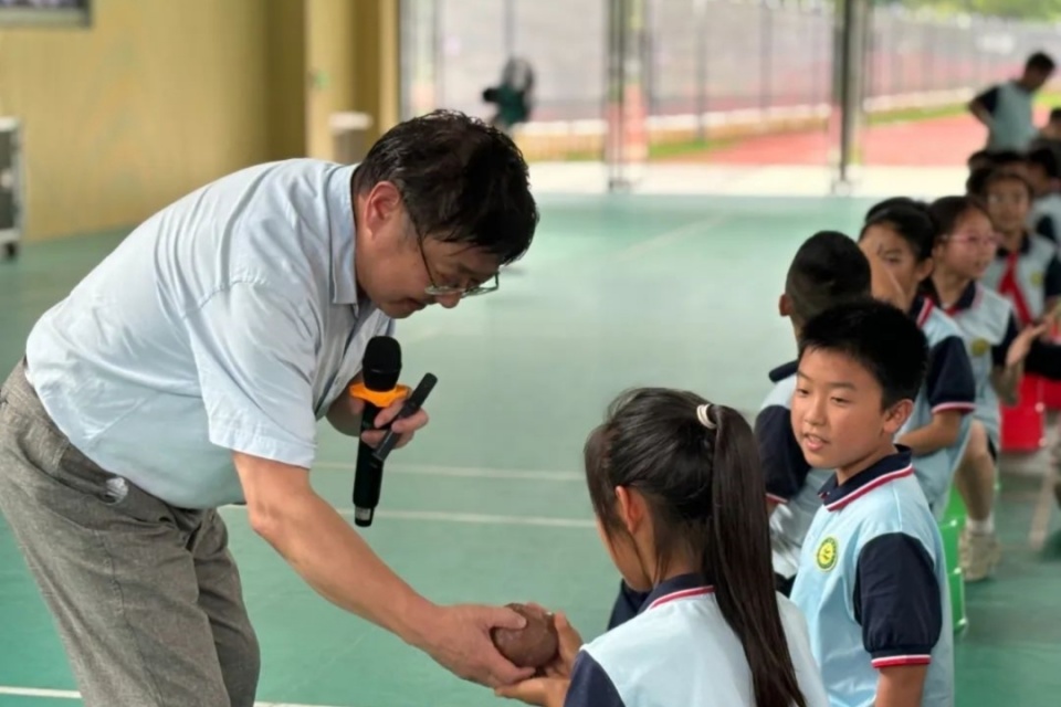 在南沙区的万顷沙中学,潭山中学,明珠湾小学,南沙小学时代南湾校区