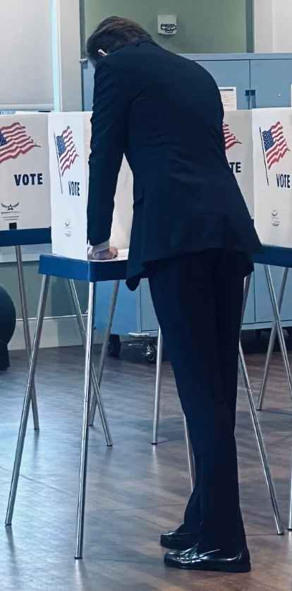 特朗普18岁儿子巴伦首次为父亲投票梅拉尼娅为儿子感到骄傲