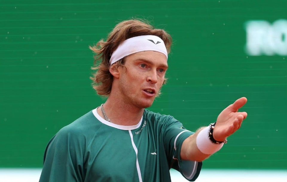 卫冕冠军首秀出局梅总发飙俄罗斯双夫都已走到十字路口