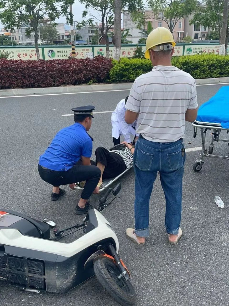 漳州这个路段发生一起两辆电动车碰撞,一名女子倒地不起!