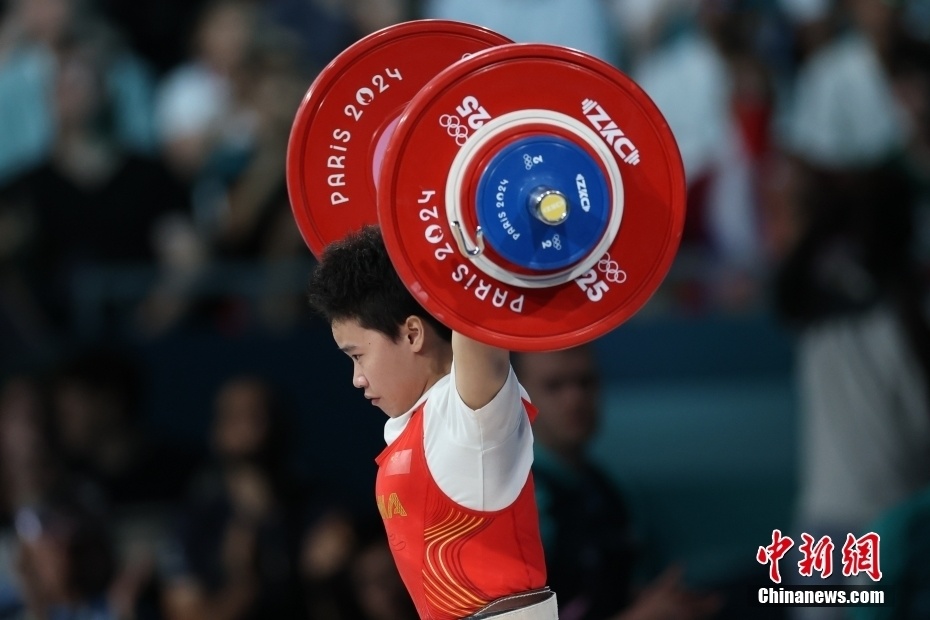 在巴黎奥运会举重项目女子49公斤级比赛中,中国选手侯志慧夺得冠军